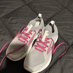 Brooks Levitate Size 8